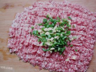 4、肉丸冬瓜汤—夏日清爽靓汤,肉馅加姜葱剁碎