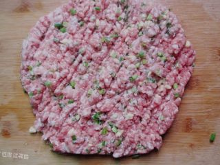 5、肉丸冬瓜汤—夏日清爽靓汤,最好用3肥7瘦的猪肉，用刀使劲剁，最好把葱姜和猪肉剁在一起