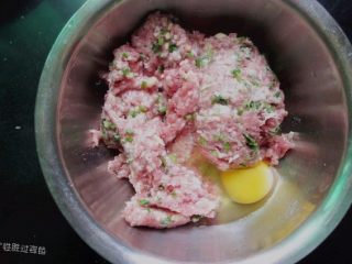 6、肉丸冬瓜汤—夏日清爽靓汤,把剁好的肉馅放入盆里，加入一个鸡蛋，准备开始调味