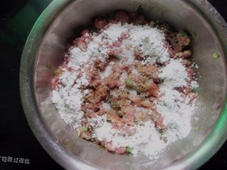 7、肉丸冬瓜汤—夏日清爽靓汤, 加入适量玉米淀粉，玉米淀粉有点甜味，所以选择玉米淀粉最合适