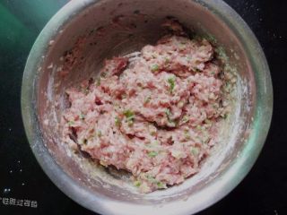 8、肉丸冬瓜汤—夏日清爽靓汤,加盐，一点点水向一个方向搅打上劲，这样的肉丸比较弹，使劲摔打！增加弹性！