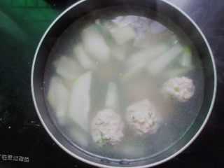14、肉丸冬瓜汤—夏日清爽靓汤,加入肉丸，继续煮，丸子浮起来后可以加点香菜，不吃的可以不加。