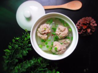15、肉丸冬瓜汤—夏日清爽靓汤,起锅的时候，调入少许胡椒粉和盐。撒入预留的葱末，一款清爽的靓汤就大功告成了。