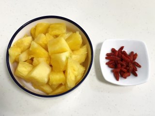 1、桃胶银耳凤梨甜汤,银耳、桃胶和莲子用温水浸泡1小时，泡发好的银耳去蒂，撕成小碎块，桃胶挑出杂质莲子去芯，分别冲洗干净。
