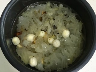 4、桃胶银耳凤梨甜汤,加入适量的清水。