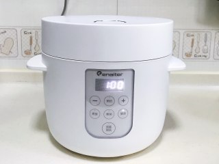 5、桃胶银耳凤梨甜汤,盖好盖子，按煲汤键，时长设置1小时。