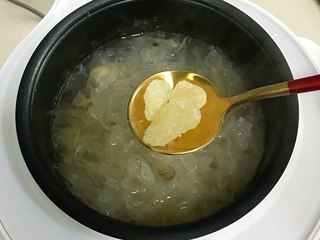 6、桃胶银耳凤梨甜汤,最后5分钟加入冰糖。