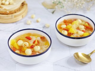 8、桃胶银耳凤梨甜汤,成品图。