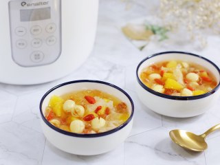 9、桃胶银耳凤梨甜汤,成品图。