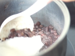 10、綠茶紅豆冰皮月餅,红豆蓉做法:红豆沥干水分,倒入锅里,大火煮沸,转小火,煮大约30到40分钟,直至剩少量水分,加入糖和盐,搅拌