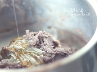 12、綠茶紅豆冰皮月餅,再放回锅里,倒入麦芽糖和植物油