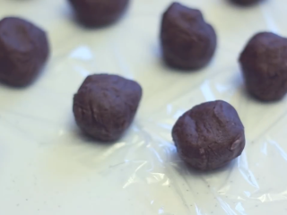 16、綠茶紅豆冰皮月餅,红豆蓉揉成团