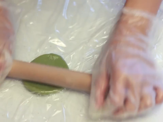 17、綠茶紅豆冰皮月餅,冰皮擀成皮