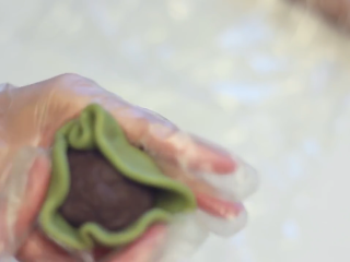 18、綠茶紅豆冰皮月餅,包住红豆蓉