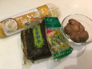 2、老王酸菜牛肉面,调味就靠这些了