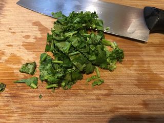 4、老王酸菜牛肉面,香菜切末备用