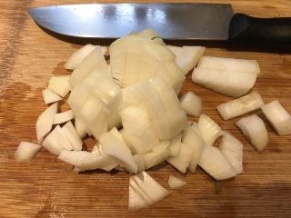 5、老王酸菜牛肉面,洋葱切丁