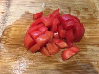 6、老王酸菜牛肉面,番茄切丁