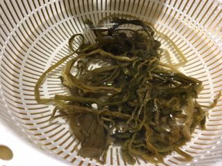 8、老王酸菜牛肉面,酸菜洗一下