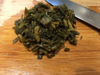 9、老王酸菜牛肉面,挤干水分切丁