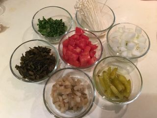 10、老王酸菜牛肉面,所有材料准备就绪