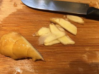 11、老王酸菜牛肉面,姜切厚片