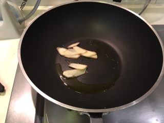 12、老王酸菜牛肉面,起锅爆香姜片