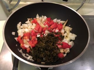 13、老王酸菜牛肉面,所有食材进锅炒均匀，金针菇、香菜除外，稍后再放