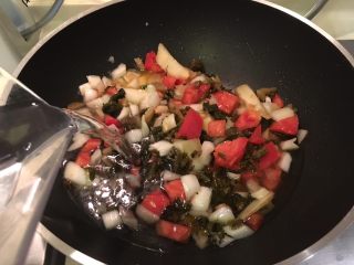 14、老王酸菜牛肉面,加900cc的水