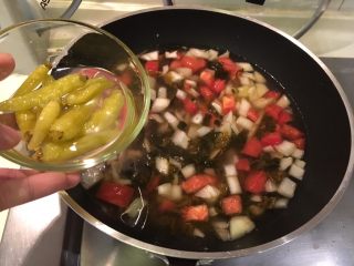 15、老王酸菜牛肉面,泡椒连汤汁一起加入，煮开