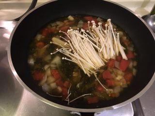 16、老王酸菜牛肉面,汤头煮开后加入金针菇