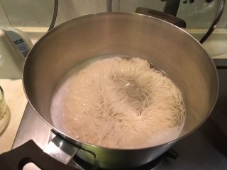 18、老王酸菜牛肉面,在等牛肉面熟透前煮面条