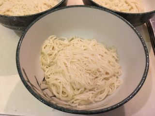 19、老王酸菜牛肉面,面条煮好先捞进碗里