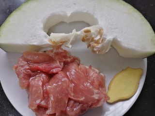 1、冬瓜肉丸汤,准备好所需材料