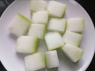 4、冬瓜肉丸汤,将冬瓜切成厚片