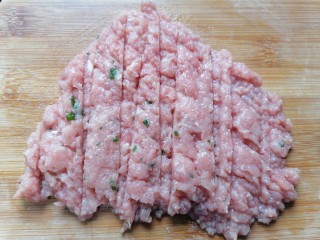 5、冬瓜肉丸汤,将肉洗干净加入葱剁成肉馅