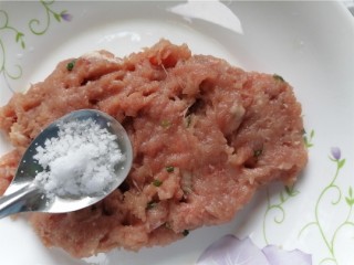 6、冬瓜肉丸汤,加入适量盐调味