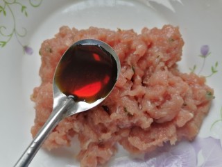 7、冬瓜肉丸汤,加入一勺生抽提鲜并搅拌均匀