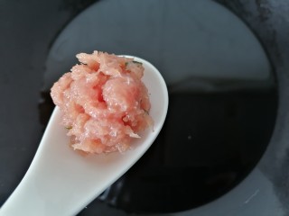 8、冬瓜肉丸汤,锅内放油烧热，将肉弄成小圆球状放入锅内炸
