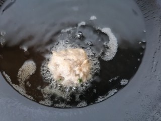 9、冬瓜肉丸汤,将肉丸炸熟即可