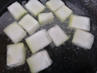 11、冬瓜肉丸汤,加入适量水