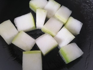 10、冬瓜肉丸汤,锅内放少许油将冬瓜翻炒下