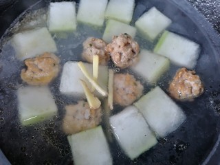 12、冬瓜肉丸汤,将肉丸放入一同煮，放入姜丝去腥