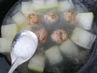 13、冬瓜肉丸汤,煮一会之后加入一勺盐调味