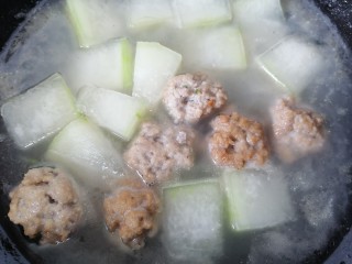 14、冬瓜肉丸汤,冬瓜煮熟即可出锅