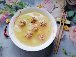 15、冬瓜肉丸汤,装入容器撒上葱花，拍上成品图，一道美味的冬瓜肉丸汤就完成了。
