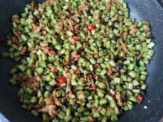 13、肉末豆角,翻炒均匀即可。