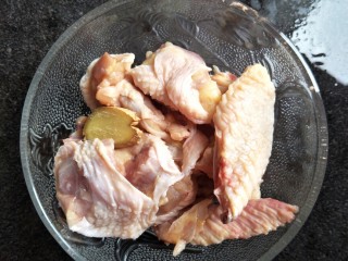 1、鲜到掉眉毛的姬松茸鸡汤,准备鸡，姜片。