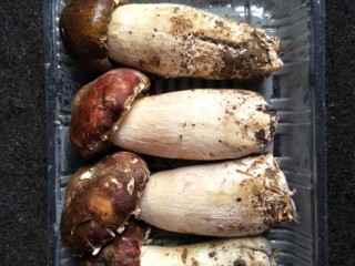 2、鲜到掉眉毛的姬松茸鸡汤,四个姬松茸