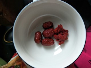 3、鲜到掉眉毛的姬松茸鸡汤,红枣枸杞。